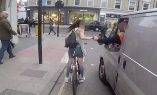 Video: Auf Straße belästigte Radfahrerin rächt sich
